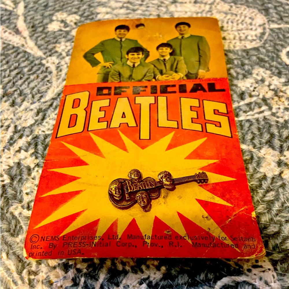 VINTAGE! RARE! 1964 Official Beatles Tie Tack Guitar Shaped NEMS Rock Star Pin